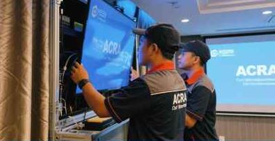 Teknisi memasang TV LED pada acara seminar profesional Jakarta Timur